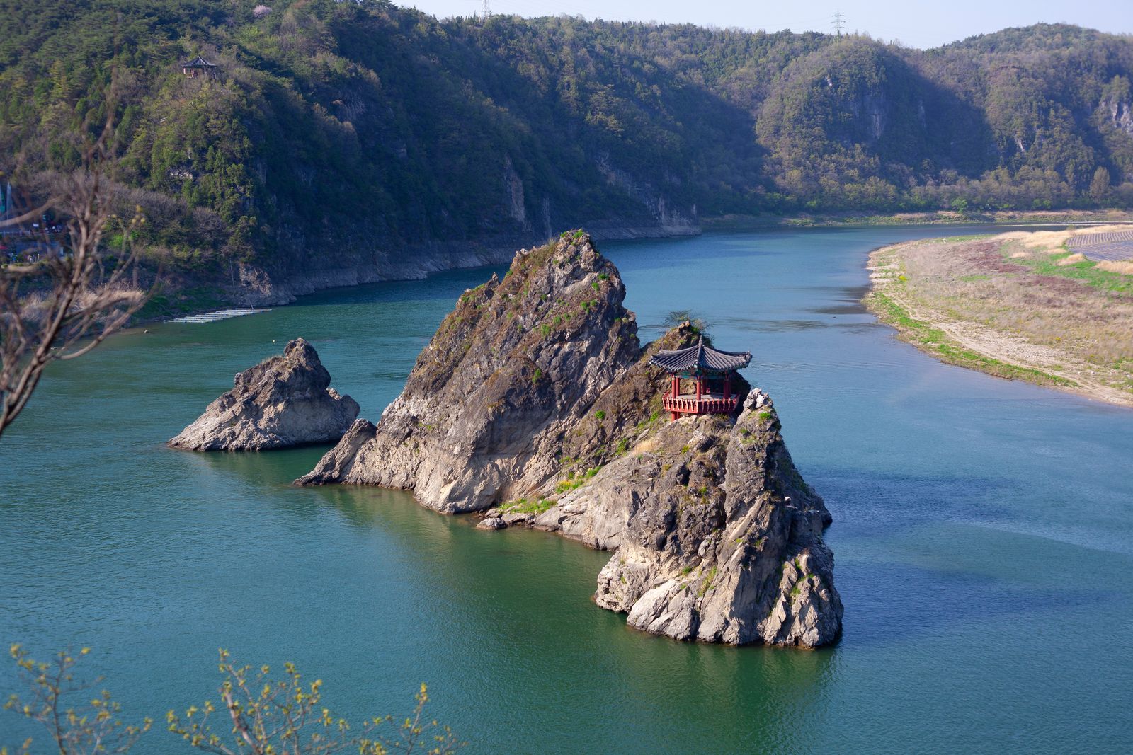 충북 단양 남한강 위로 솟은 도담삼봉과 삼도정 전경